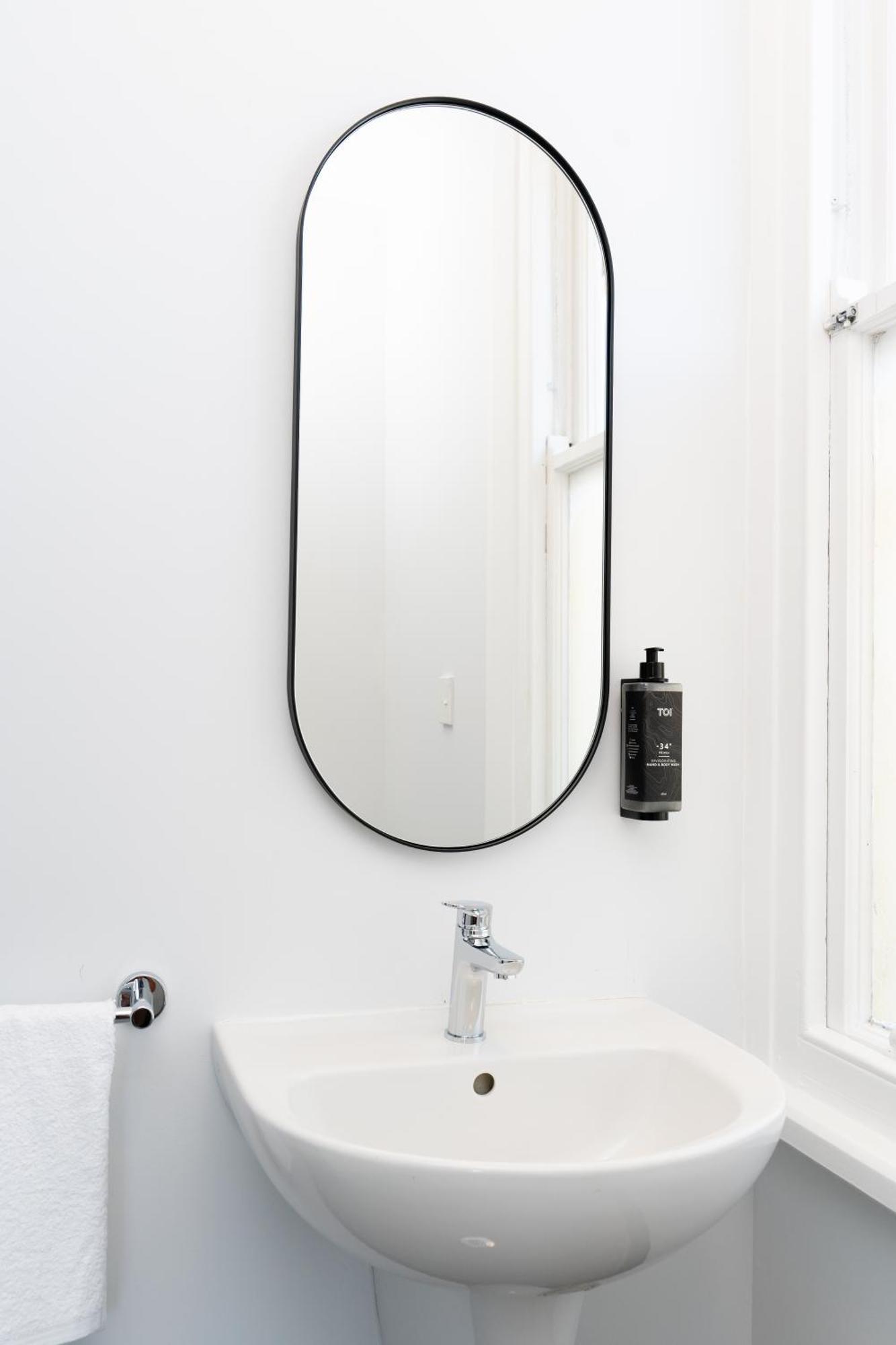 Haka House Christchurch Exterior foto A bathroom mirror
